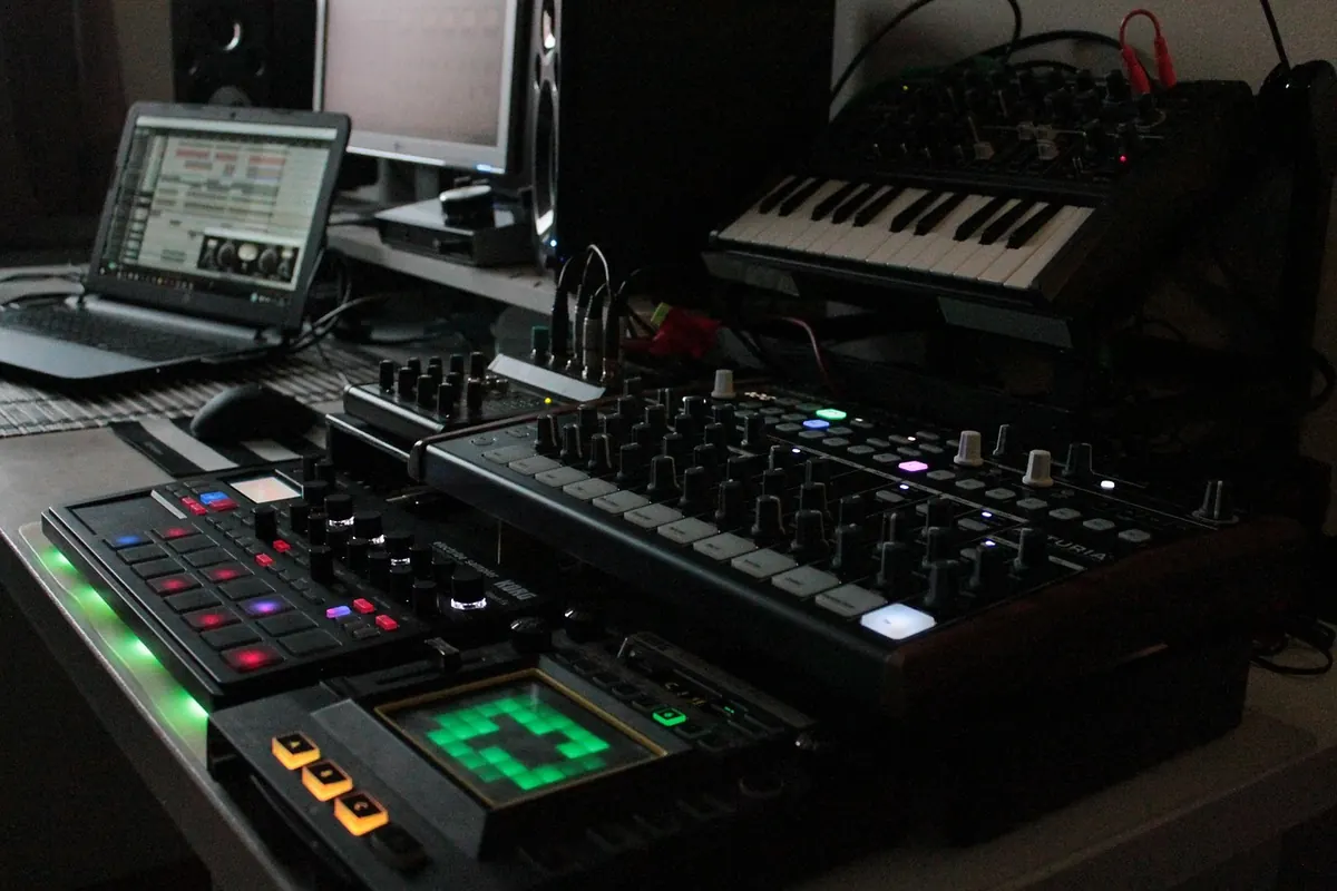 Drum Machine vs. DAW Drums: Which Workflow Suits Your Sound?